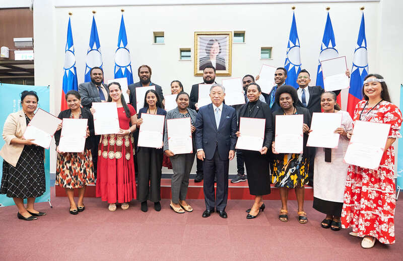太平洋島國青年領袖計畫學員持結訓證書，與外交部政務次長兼外交及國際事務學院院長田中光（前排右5）合影。（外交部提供） (圖：中央社)