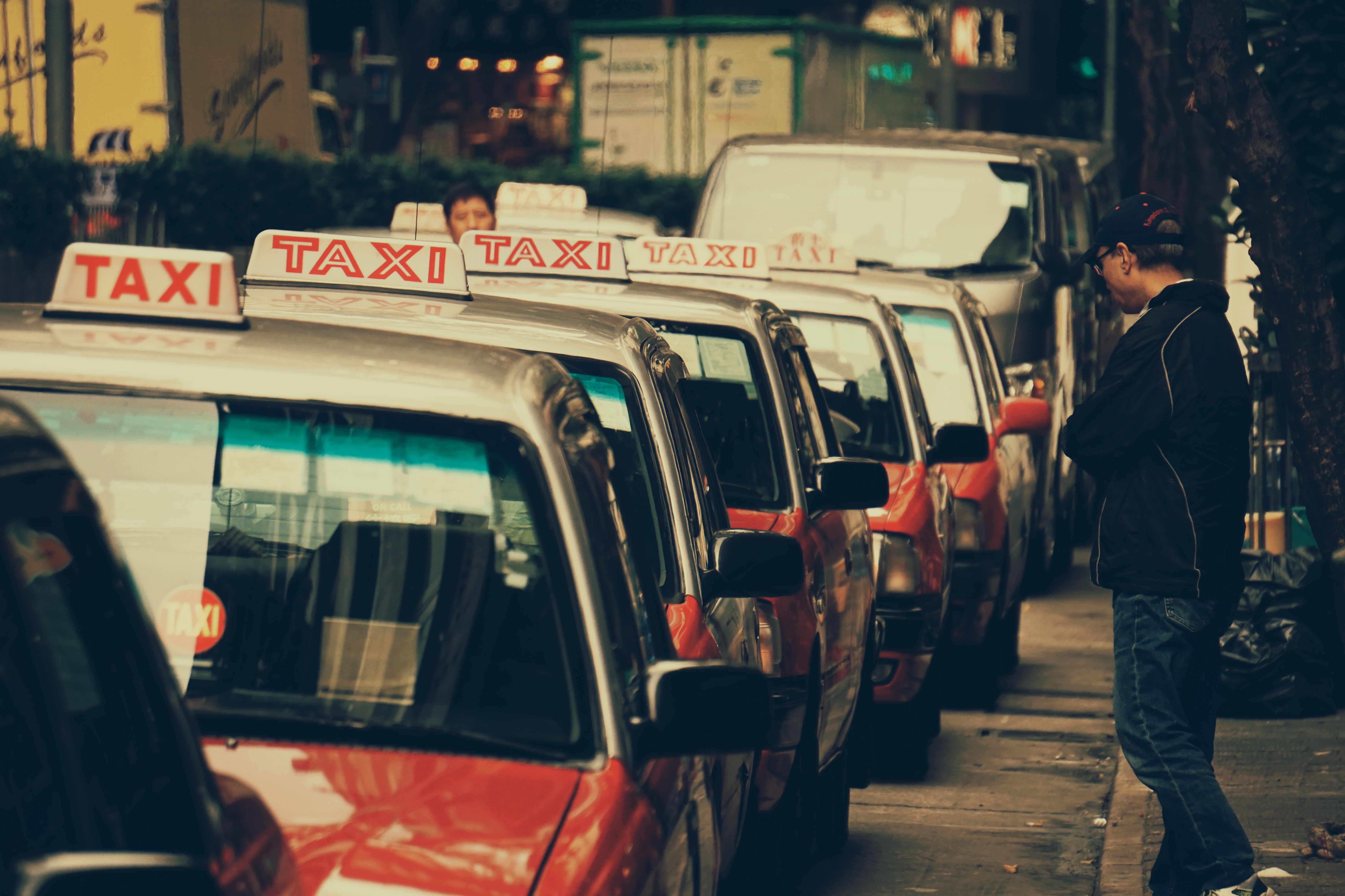 香港計程車(圖：Hans Vivek ／ Unsplash)