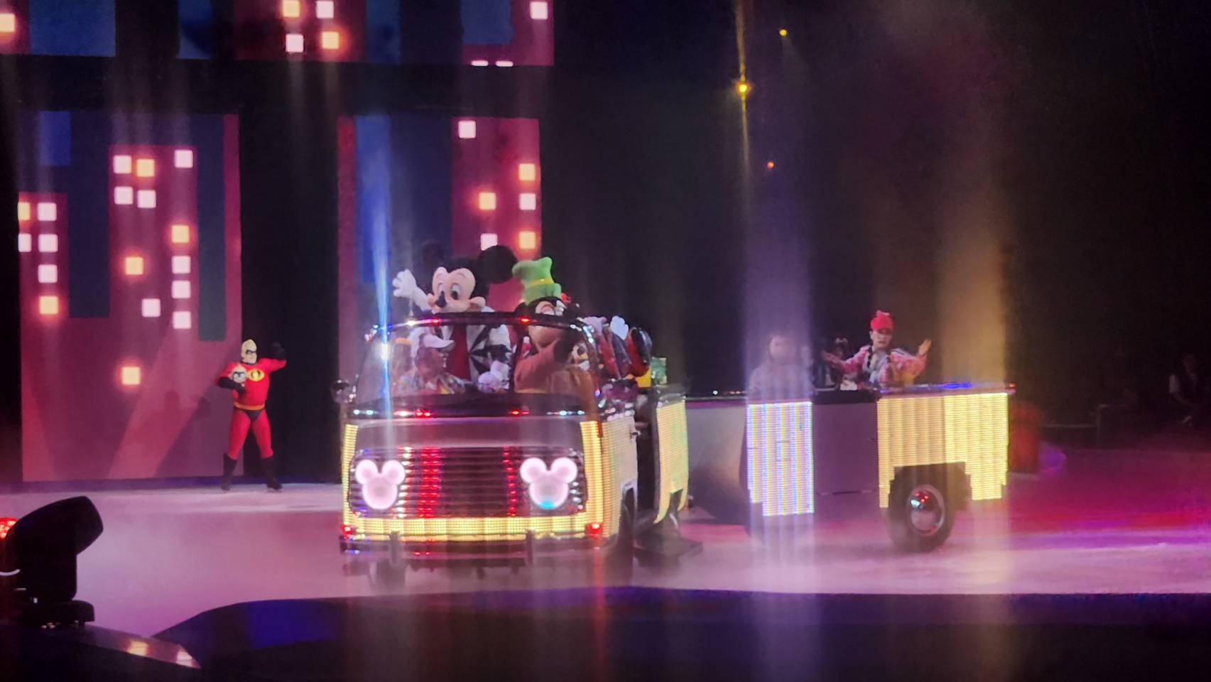 今年是迪士尼100週年，《冰上迪士尼－奇幻百年 精彩永恆》今晚(30日)首場在台北小巨蛋登場，帶領大小朋友一同體驗迪士尼大型冰上嘉年華精彩絕倫的視聽饗宴！(江昭倫 攝)