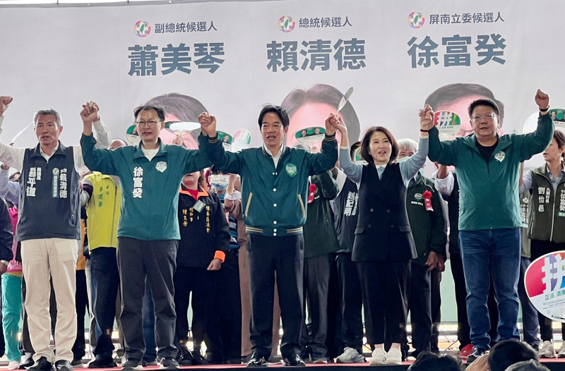 民進黨總統參選人賴清德(前中)1日到恆春半島出席與屏南立委參選人徐富癸(前左2)的聯合競總成立大會，和前屏東縣長潘孟安(前右)、現任縣長周春米(前右2)一起呼籲選民團結拚勝選。(圖：中央社)