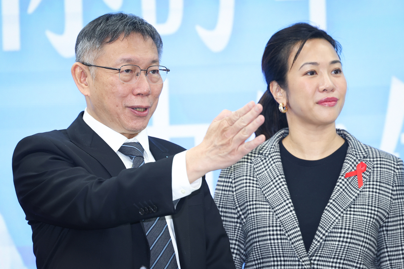 民眾黨正副總統參選人柯文哲和吳欣盈1日提出少子化政見。(圖：中央社)