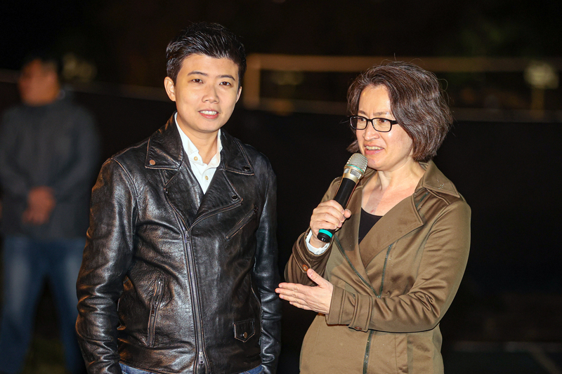 民進黨副總統參選人蕭美琴(右)與社民黨立委參選人苗博雅(左)1日晚間到台北市和平高中欣賞紙風車劇團演出，開場前兩人一同發表談話，蕭美琴肯定苗博雅問政表現，懇請鄉親多多支持。(圖：中央社)