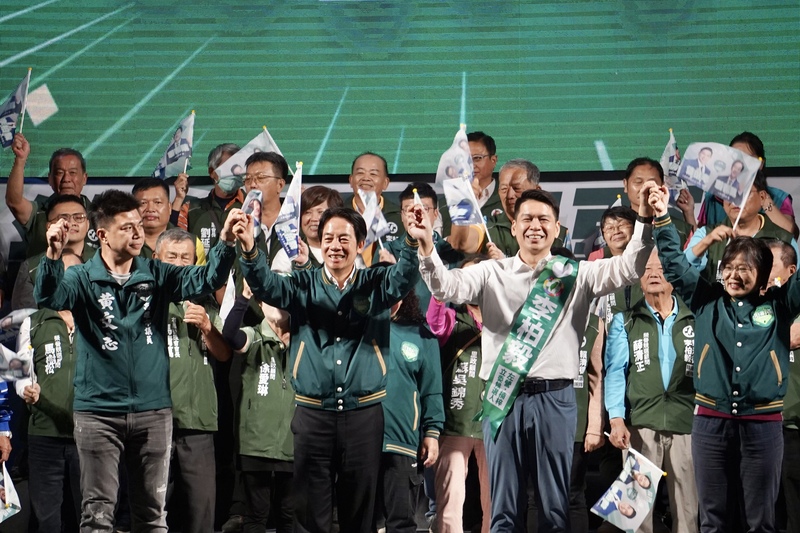 民進黨總統參選人賴清德（前左2）與黨籍高雄市立委參選人李柏毅（前右2）的聯合競總成立大會1日晚間熱鬧舉行，眾人同台攜手齊呼口號，籲選民團結拚勝選。(圖：中央社)