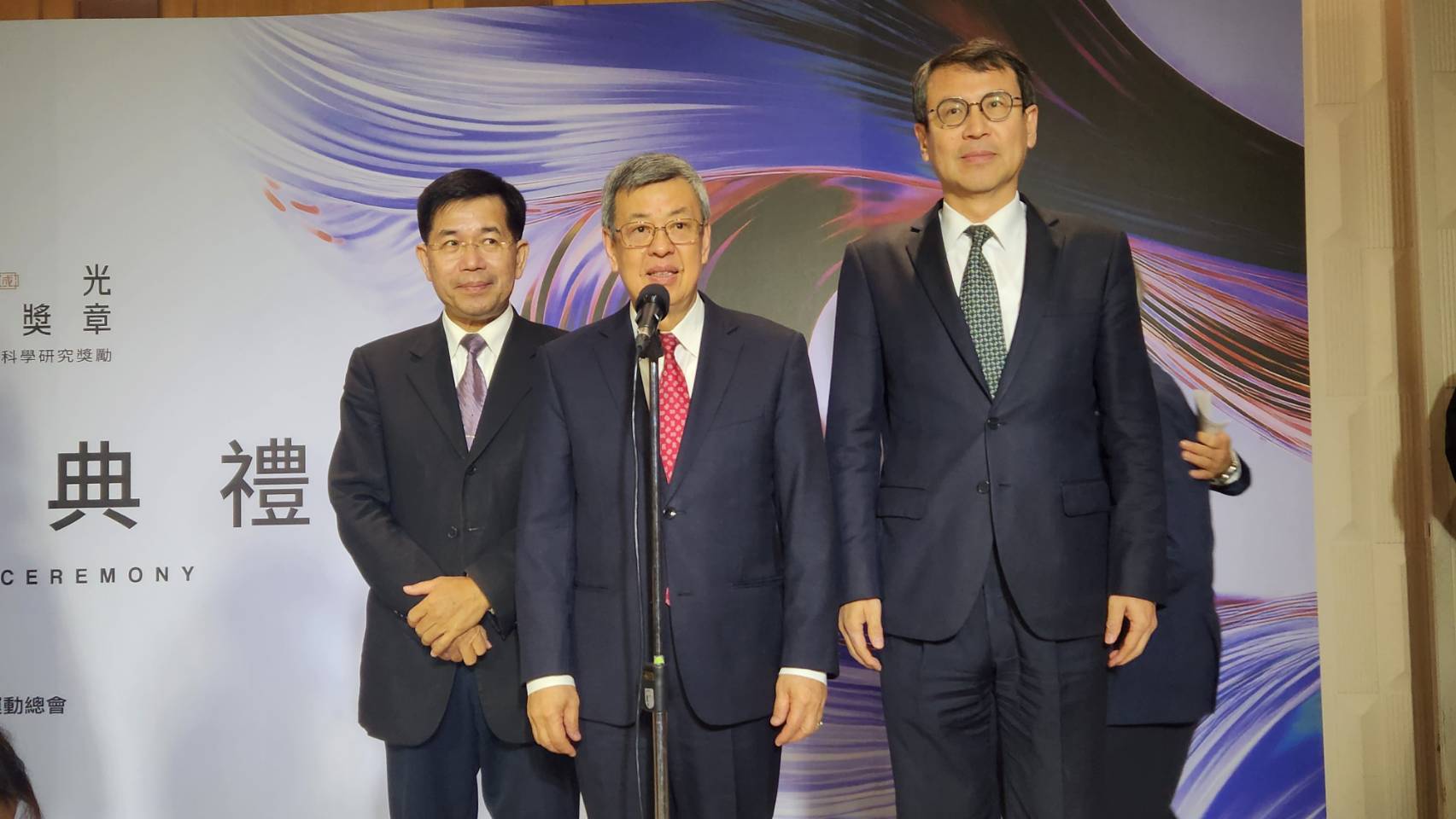 行政院長陳建仁(中)1日出席「112年國光體育獎章暨運動科學研究獎勵頒獎典禮」前受訪時，指中國持續以威脅利誘方式介選，希望國人提高警覺，不要為了一時自己的利益，危害台灣長久民主的發展。(江昭倫 攝)