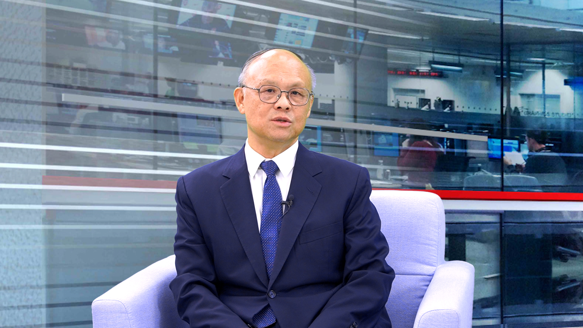 政務委員鄧振中接受「官我什麼事」網路節目專訪。(「官我什麼事」節目提供)