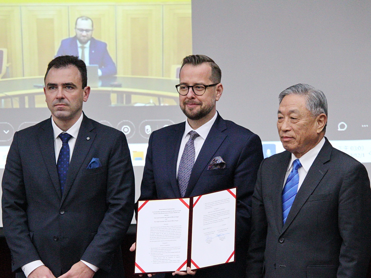 台灣與捷克1日簽署「有關建立促進烏克蘭重建初級醫療照護能量夥伴關係瞭解備忘錄」，圖左至右捷克外交部經濟外交司司長Marek Svoboda、捷克駐台代表史坦格(David Steinke)、外交部次長田中光。(央廣記者王照坤 攝)