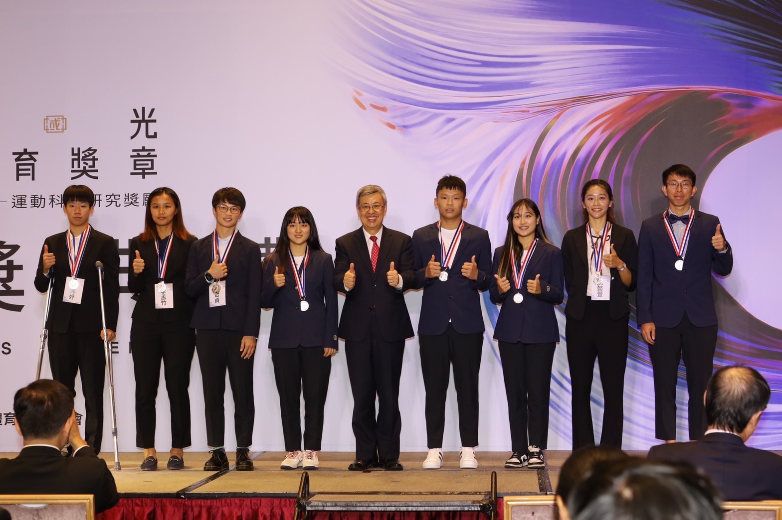 行政院陳建仁院長(中)與榮獲112年國光體育獎章的滑輪溜冰選手合影。左起施沛妤、李孟竹、楊合貞、劉懿萱、黃玉霖、洪筱晴、劉巧兮、王宥鈞。(體育署提供)