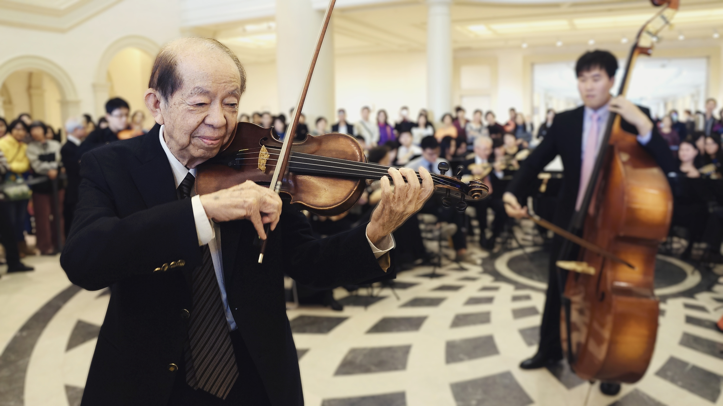 奇美集團創辦人許文龍辭世，文化部長史哲代表頒贈總統褒揚令。圖為許文龍先生（左）親自參與2015年奇美博物館舉辦之大廳音樂會。（奇美實業提供）