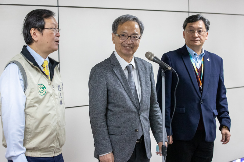 疾管署為加強監測中國呼吸道疾病疫情，在4處國際機場鼓勵有類流感症狀中港澳入境旅客採檢。衛福部長薛瑞元(中)2日在桃園機場受訪表示，「定點監測、鼓勵採檢」措施會視疫情進展決定是否延長或縮短，但以目前規劃，很可能必須延到農曆過年。(圖：中央社)