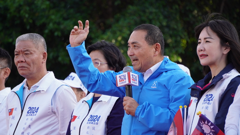 國民黨總統參選人侯友宜(右2)今天(2日)出席彰化競選總部成立大會。(圖：中央社)