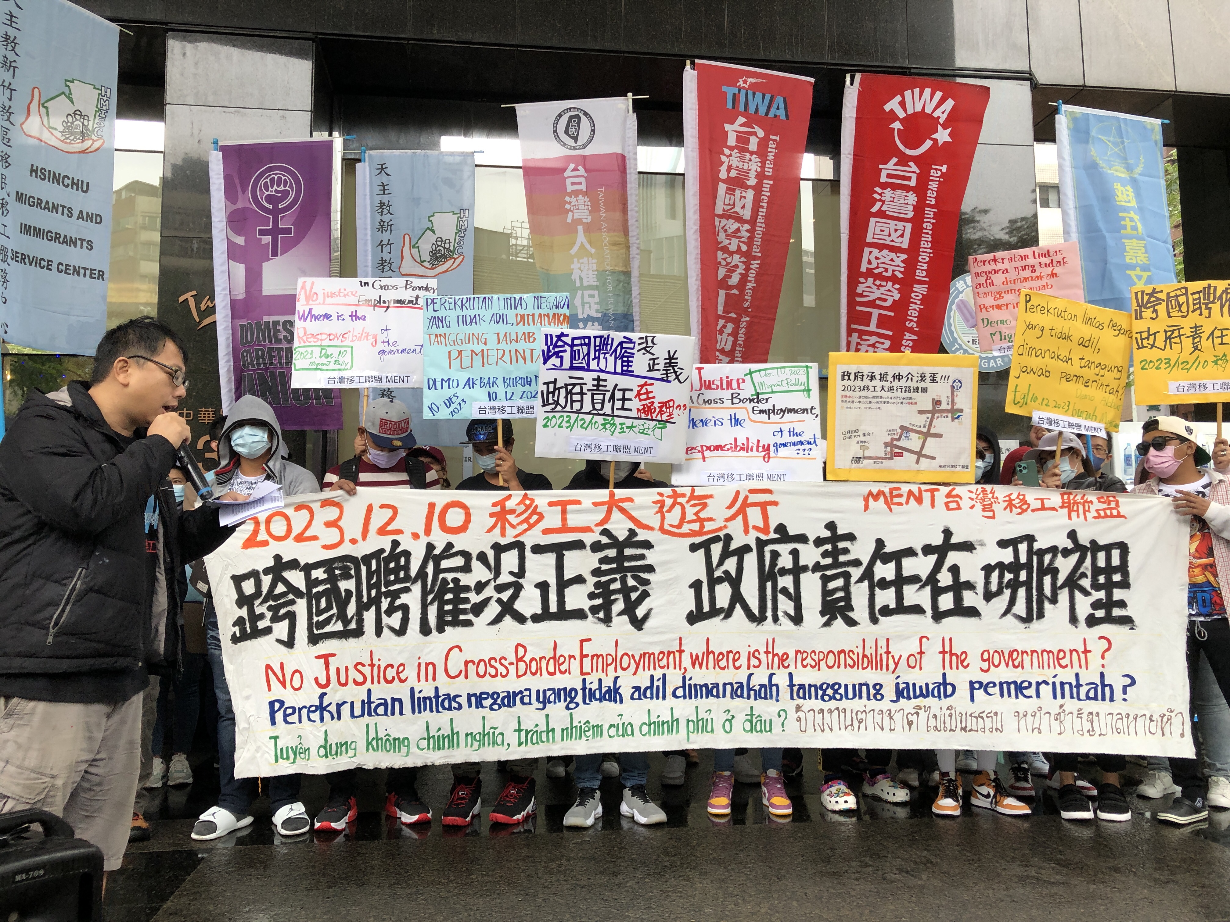 移工團體持續批評私人仲介制度，今天(4日)他們來到勞動部位於西門町的「直接聘僱中心」抗議。(楊文君攝)