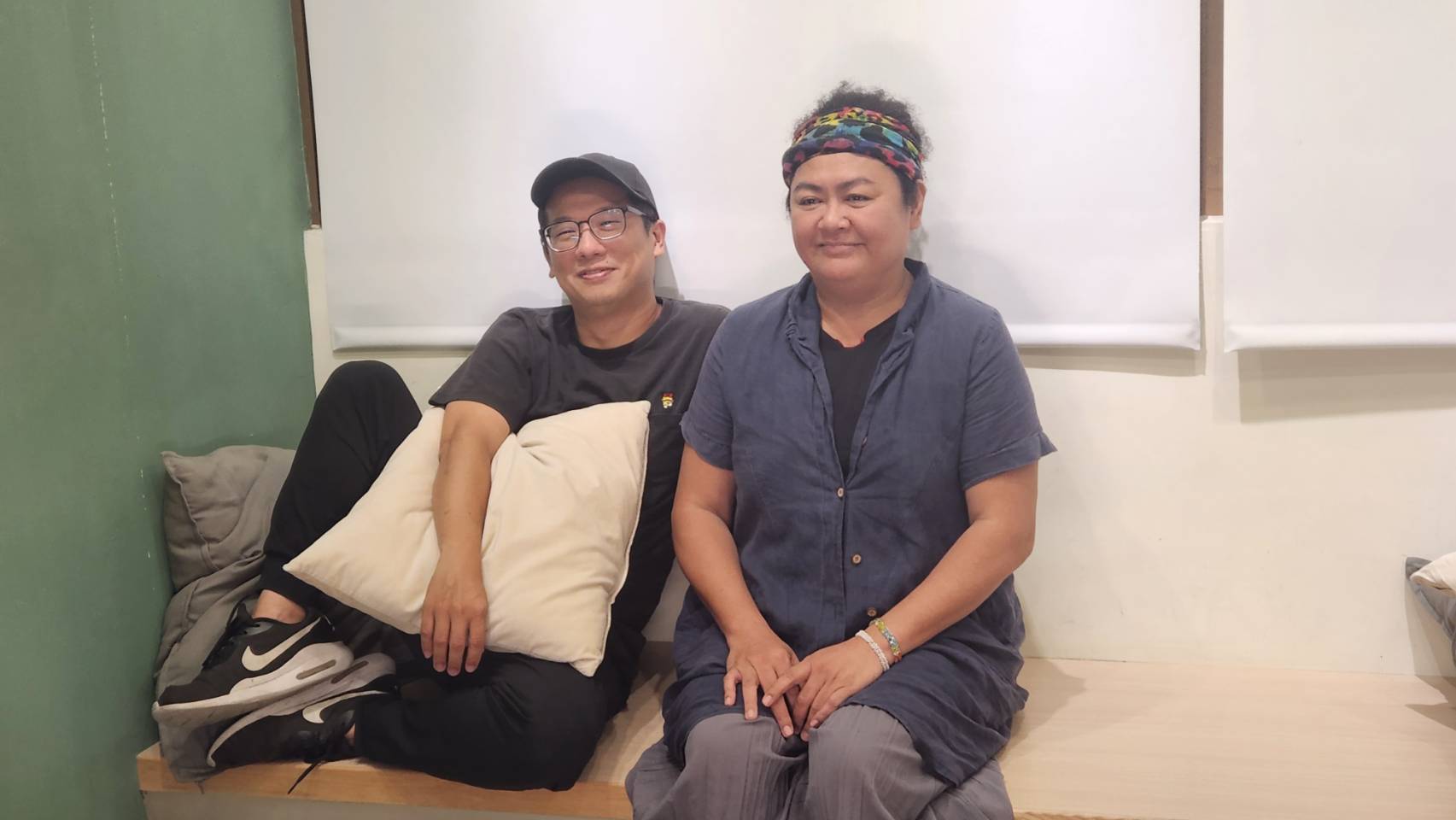 柯智豪(左)與巴奈(右)接受央廣專訪，分享兩人一同催生出的首張台語專輯《夜婆》。(江昭倫 攝)