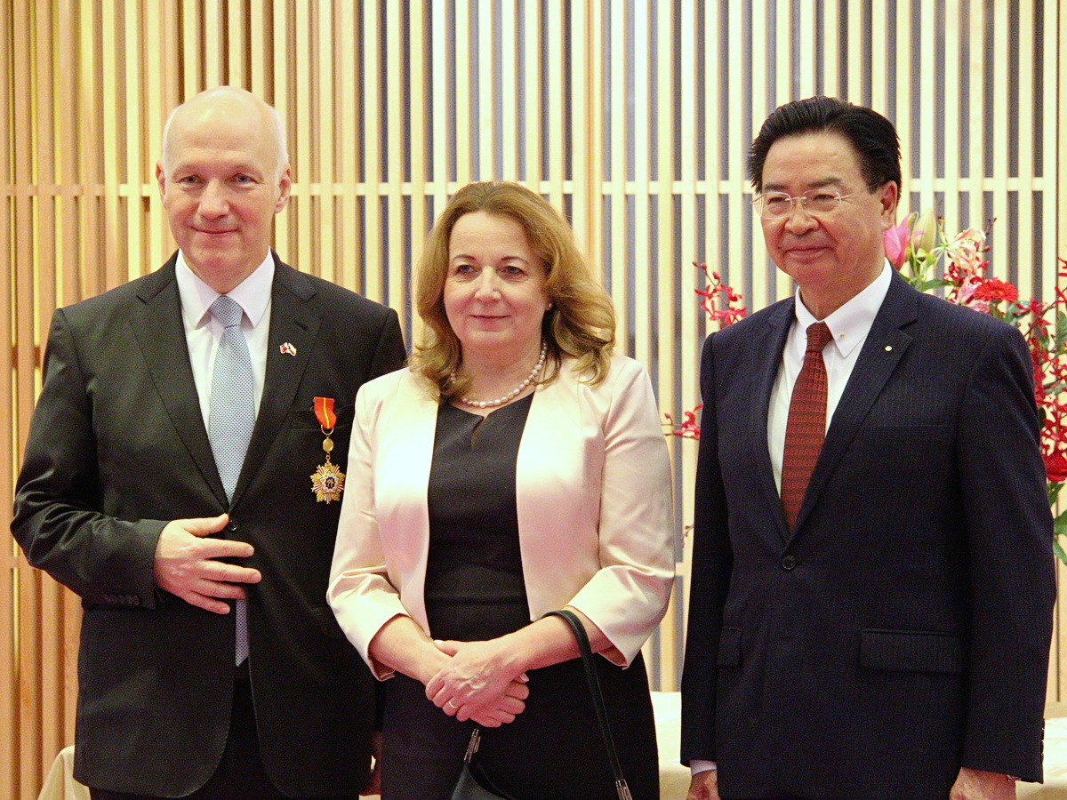捷克參議院外交委員會主席費雪(Pavel Fischer)夫婦來台訪問，外交部長吳釗燮(右)5日頒贈睦誼外交獎章，表彰其卓越貢獻。(央廣記者王照坤 攝)