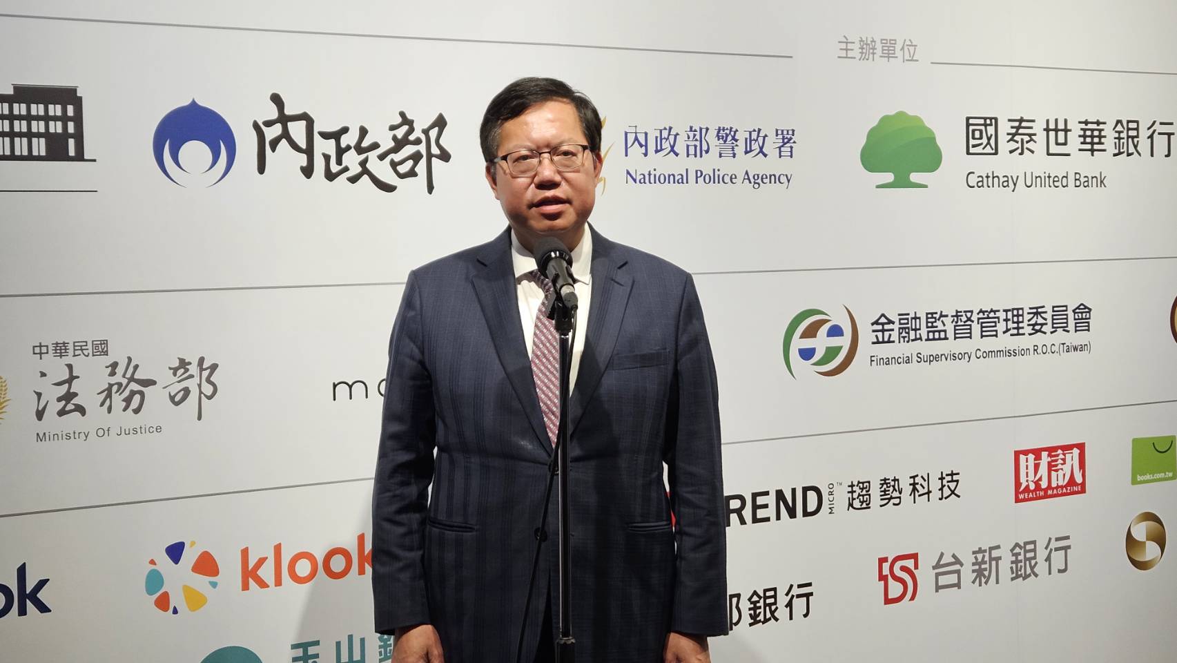 藍營批評民進黨副總統候選人蕭美琴的戰貓外交其實對美國卑躬屈膝，行政院副院長鄭文燦受訪時表示，台灣外交很困難，國人應該團結，不要扯後腿。(刑事局提供)