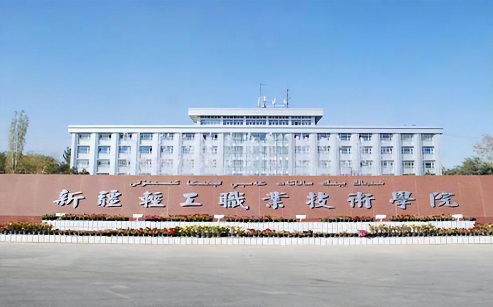著名新疆問題專家鄭國恩博士(Dr. Adrian Zenz)公布最新證據，指新疆輕工職業技術學校(圖)就是從再教育營來的。(X平台/@adrianzenz)