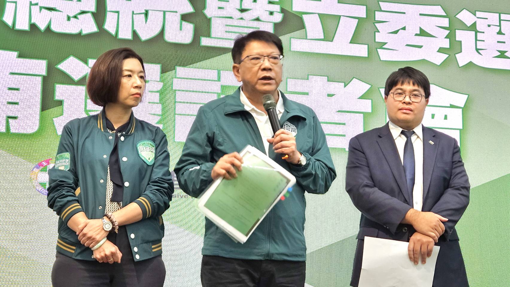 民進黨總統候選人賴清德競選總部總幹事潘孟安(中)認為國民黨現只有「急統藍」，已無「本土藍」。(歐陽夢萍 攝)