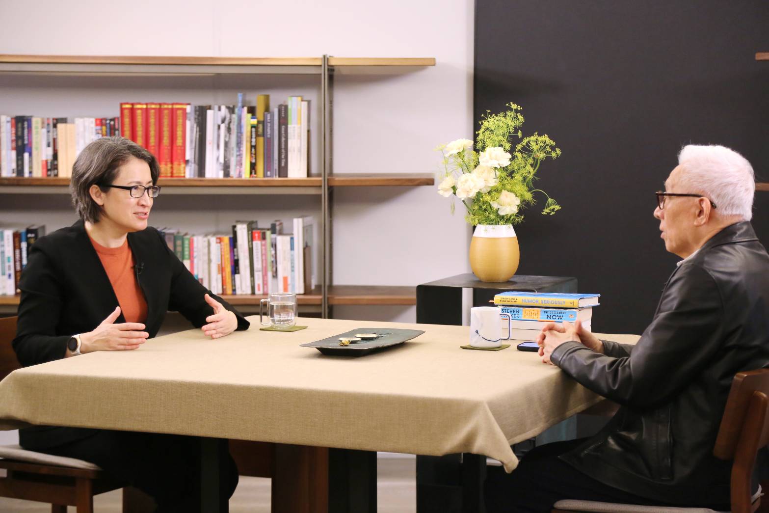 民進黨副總統候選人蕭美琴(左)接受聯電創辦人曹興誠專訪，說明對美關係的經營及對兩岸情勢的看法。(賴競辦提供)