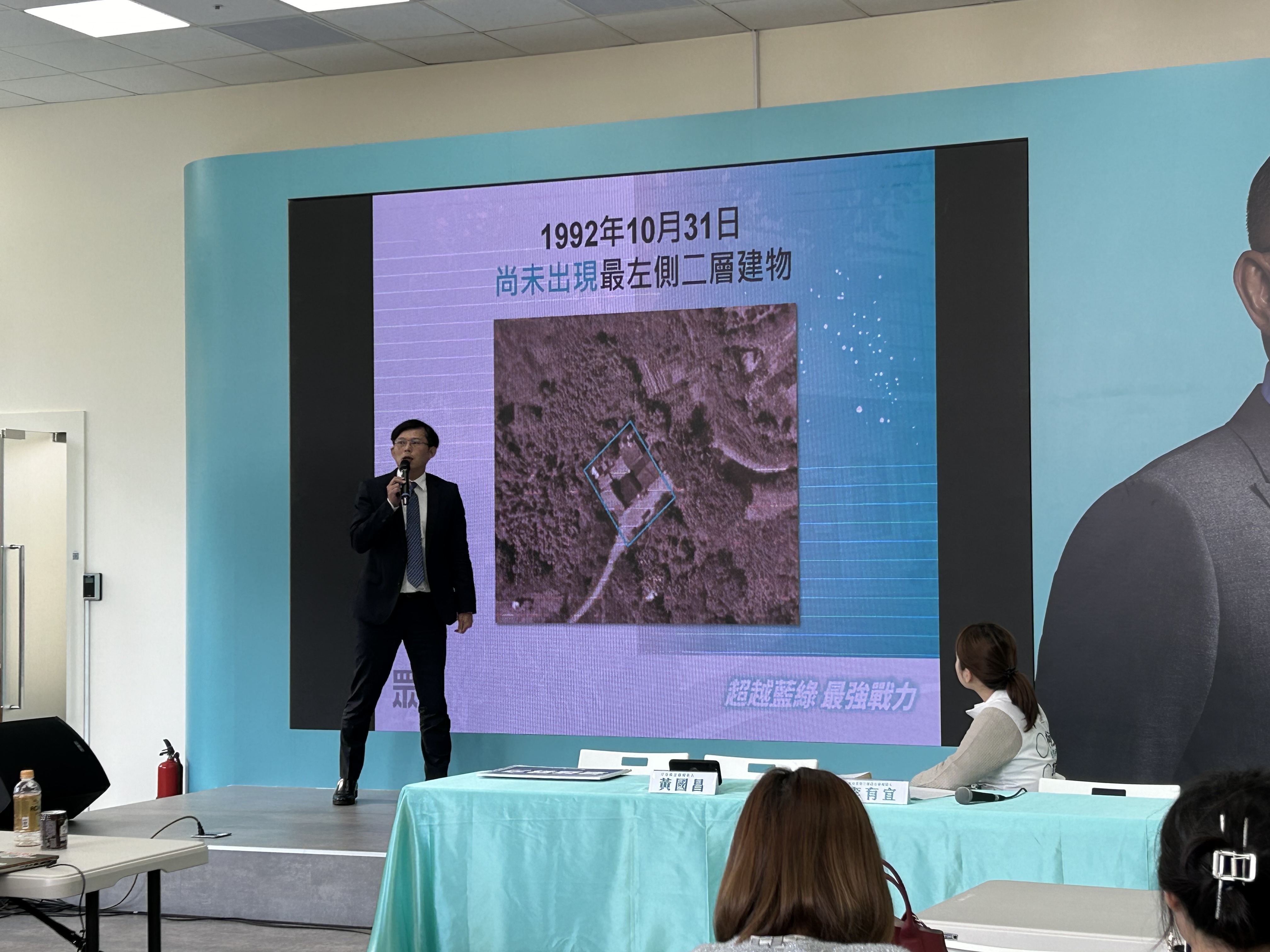 民眾黨不分區立委被提名人黃國昌7日表示，副總統賴清德的萬里老家2層樓建物是2003-2004年才興建完工。(林詠青 攝)