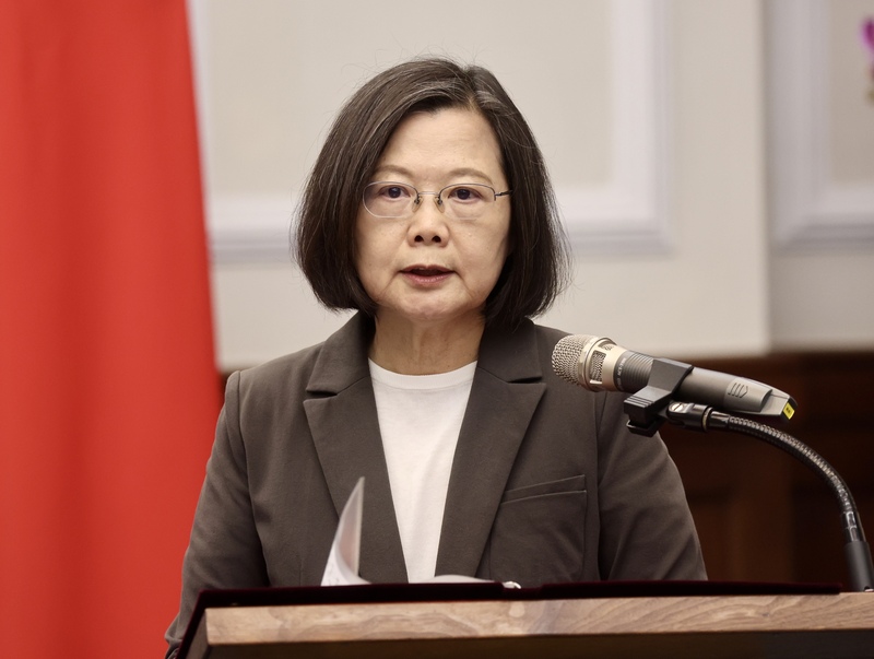 總統蔡英文（圖）8日在總統府接見112年度傑出生技產業獎獲獎單位，致詞期許生醫產業持續進步發展，成為台灣下一個重要的兆元產業，為人民帶來更好的醫療服務。 (圖：中央社)