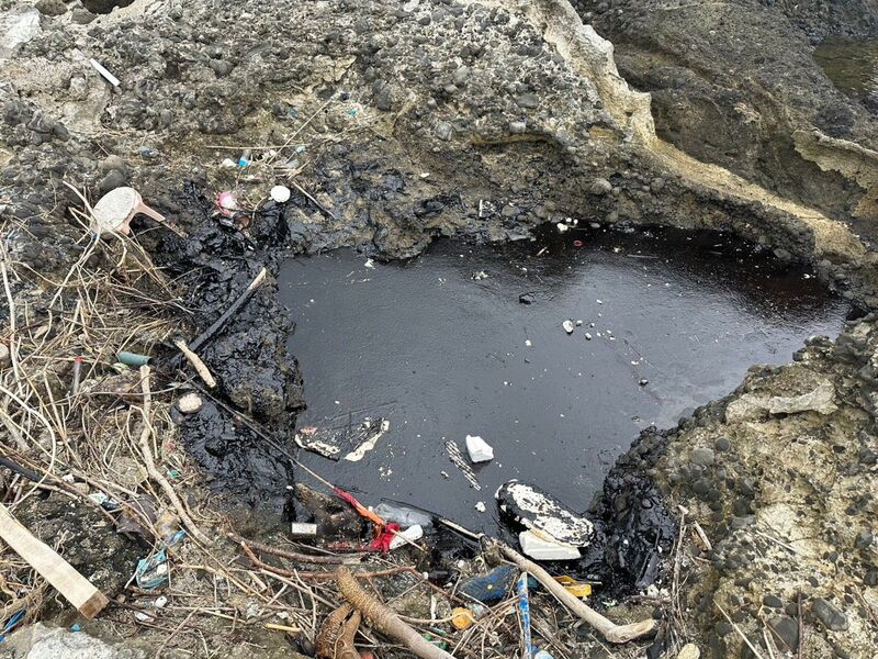 台東綠島海邊1日出現重油污染，接著台東市、花蓮、宜蘭、基隆海岸也陸續出現，海保署已經著手調查。圖為綠島柚子湖油污。（台東縣環保局提供）(圖：中央社)