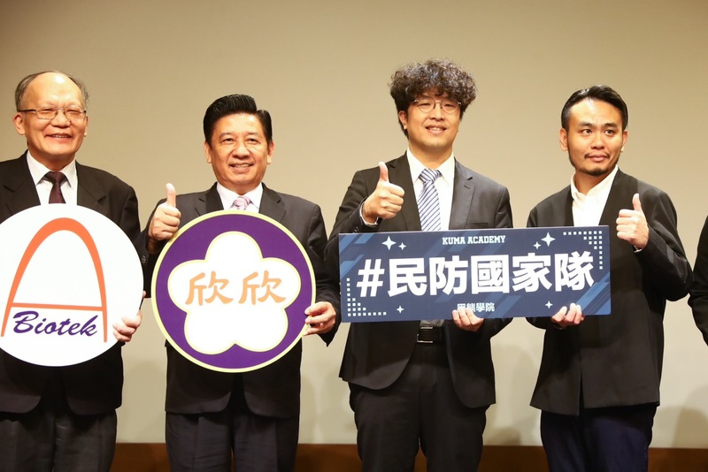 黑熊學院8日舉辦成果發表會，院長暨名列民進黨不分區立委名單的沈伯洋(右2)分享未來一年規劃。(圖：中央社)