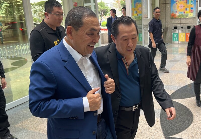 國民黨總統參選人侯友宜(前左)8日到台東與農漁民座談。(圖：中央社)