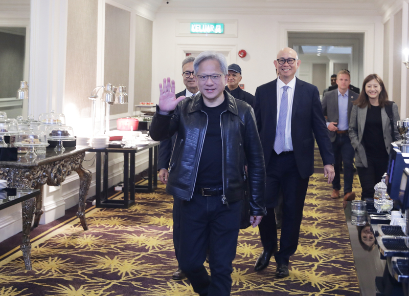 輝達（NVIDIA）創辦人暨執行長黃仁勳造訪大馬，圖為黃仁勳（前）8日步入吉隆坡麗思卡爾頓酒店（Ritz-Carlton）會場與媒體座談。 (圖：中央社)