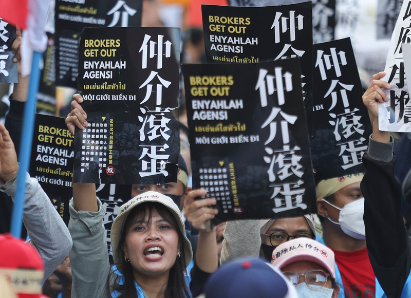 台灣移工聯盟10日下午在台北舉行2023移工大遊行，以「跨國聘僱沒正義，政府責任在哪裡」為主軸，並在遊行終點勞動部前集會，現場參與者高舉「仲介滾蛋」等標語表達訴求。中央社記者謝佳璋攝　112年12月10日 (圖：中央社)