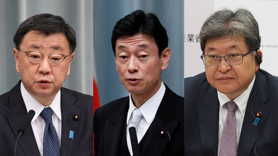 左起內閣官房長官松野博一、經濟產業大臣西村康稔、自民黨政務調查會長萩生田光一。(合成圖/AFP/路透社/達志影像/日經濟產業省)