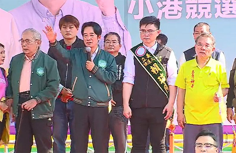 民進黨總統參選人賴清德(前左2)10日出席立委賴瑞隆(前右2)小港競選總部成立大會。(翻攝自賴瑞隆臉書直播)