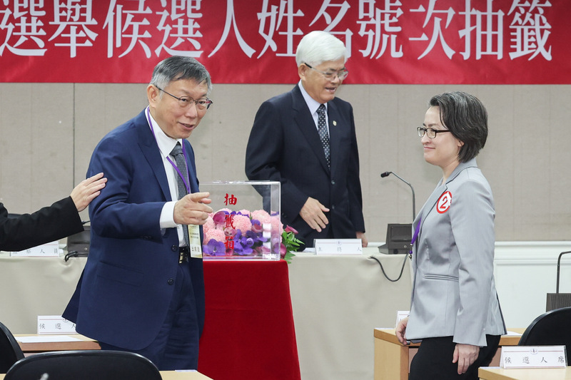 中央選舉委員會11日上午舉行第16任總統、副總統參選人號次抽籤，由中選會主委李進勇（中）主持，民眾黨總統參選人柯文哲（左）、民進黨副總統參選人蕭美琴（右）親自出席。中央社記者裴禛攝  112年12月11日 (圖：中央社)