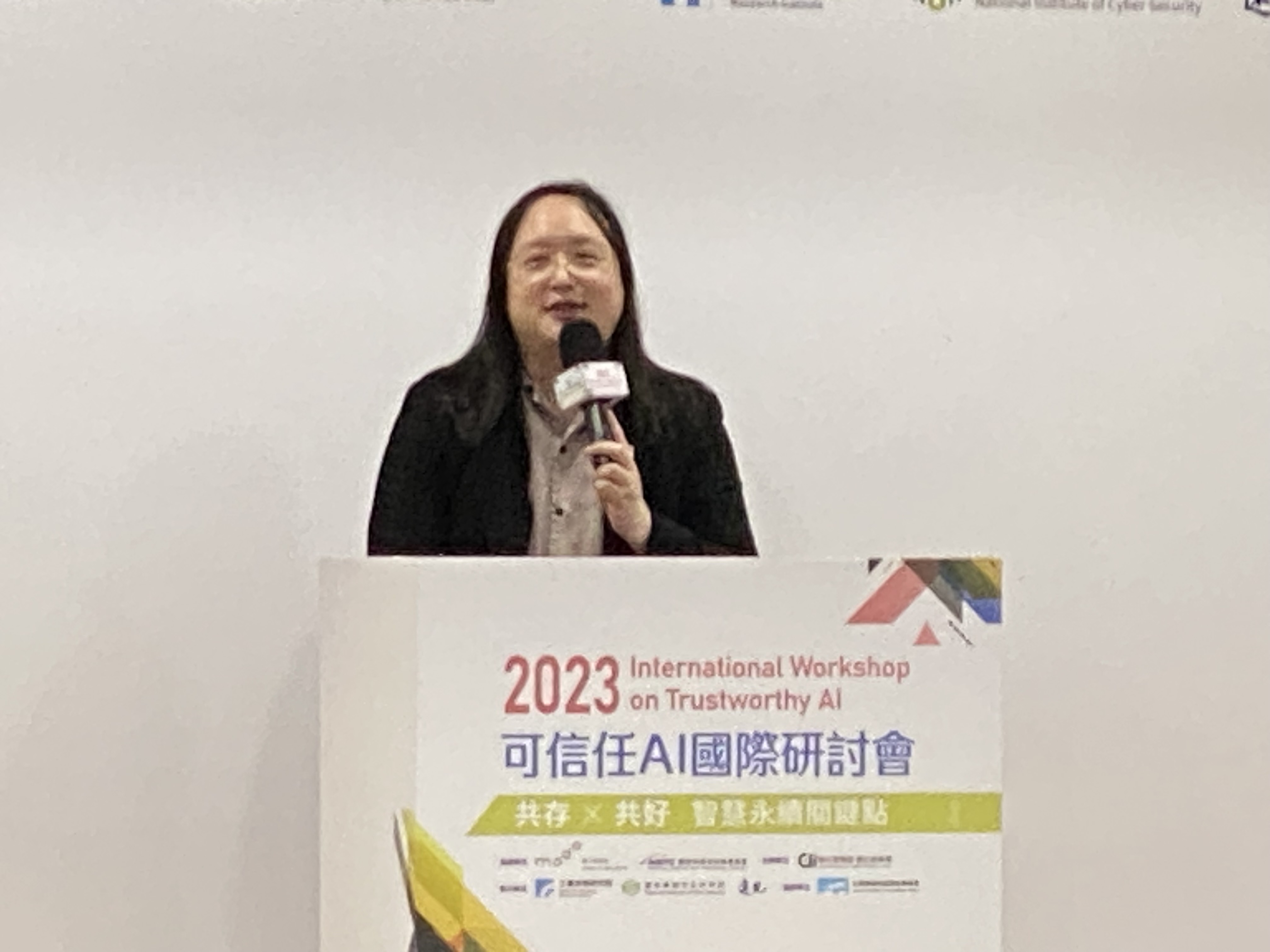 數位部長唐鳳11日出席「2023可信任AI國際研討會」致詞。(吳琍君攝)