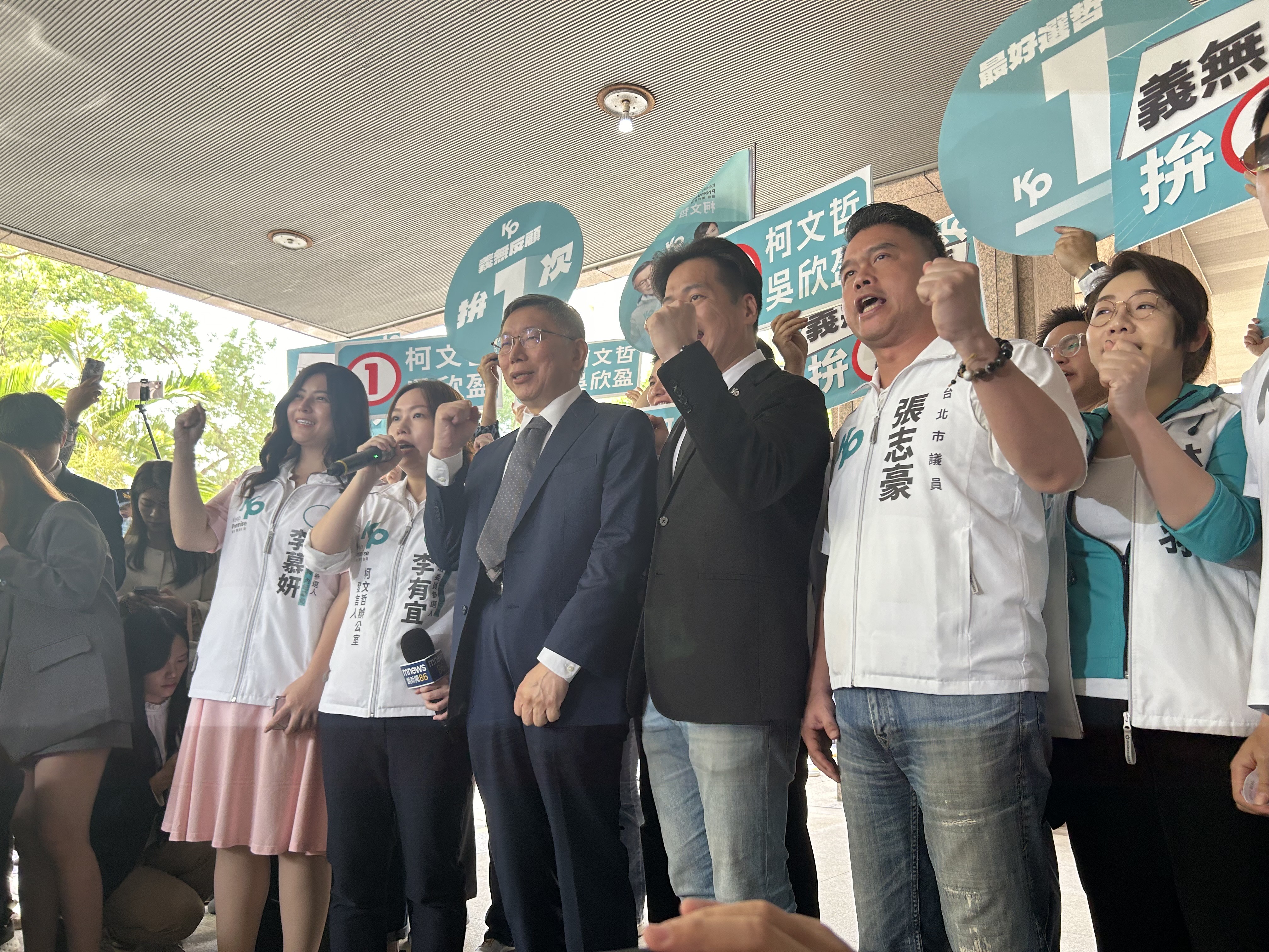 民眾黨主席、總統候選人柯文哲11日親自前往中選會抽取號次，並抽中1號。(林詠青 攝)