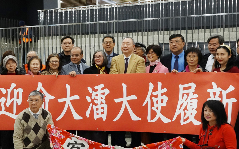 新任駐美代表俞大㵢（前排右4）11日抵達華府履新，美國在台協會執行理事藍鶯（前排右5）與不少僑胞到場歡迎。 (圖：中央社)