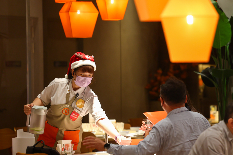 立法院12日三讀通過最低工資法，圖為新北市樹林區餐飲業員工工作情形。(圖：中央社)