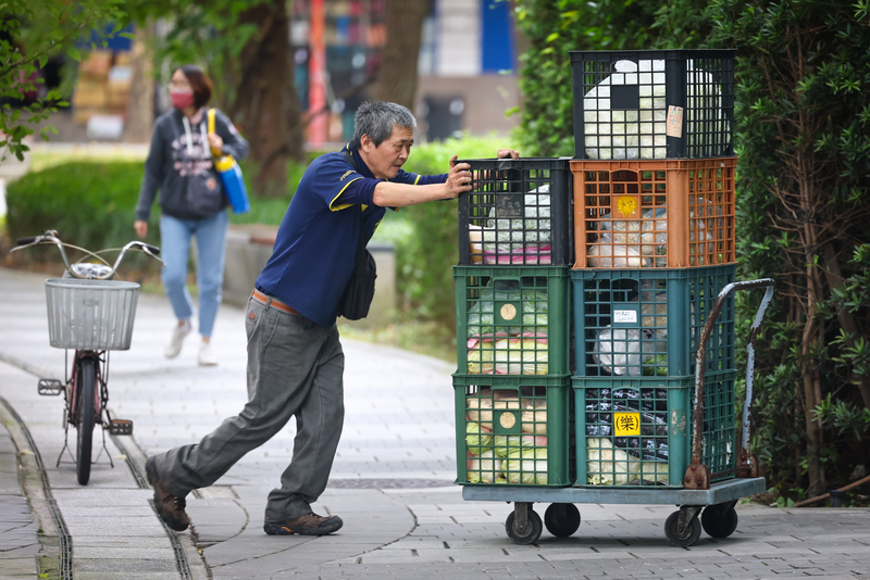 立法院12日三讀通過最低工資法，圖為新北市樹林區物流業勞工工作情形。 (圖：中央社)
