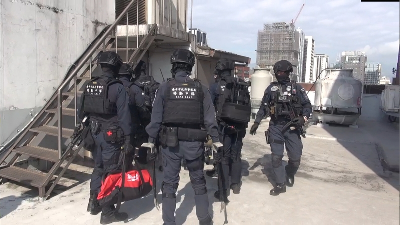 台中市警察局刑事警察大隊11日北上清剿複合型犯罪集團，動員大批警力搜索詐騙集團洗錢機房，清查被害人約200多人、累積財損約新台幣4000多萬元。（民眾提供）中央社記者郝雪卿傳真  112年12月12日 (圖：中央社)