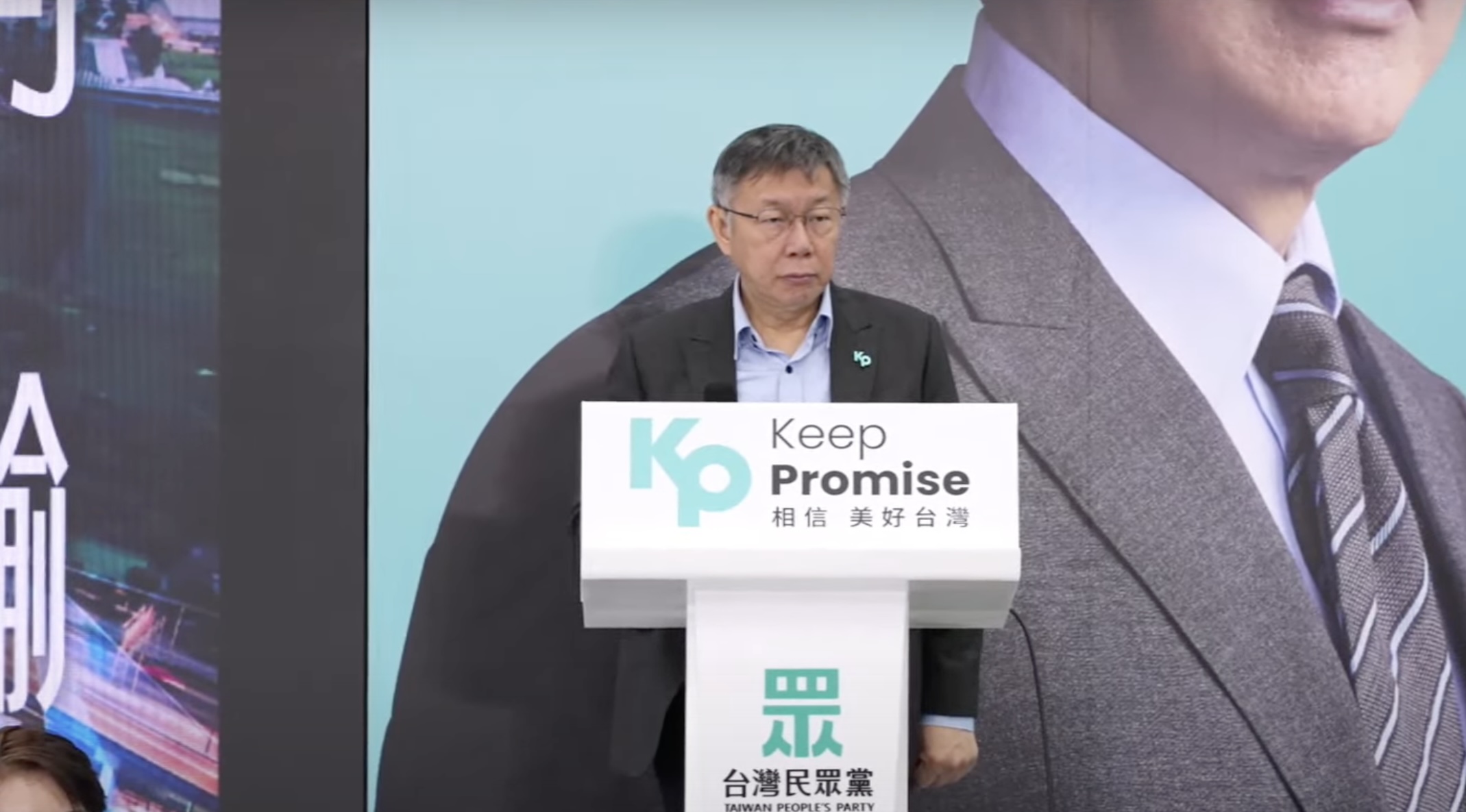 民眾黨總統候選人柯文哲12日在新莊競總接受媒體聯訪。(林詠青 攝)