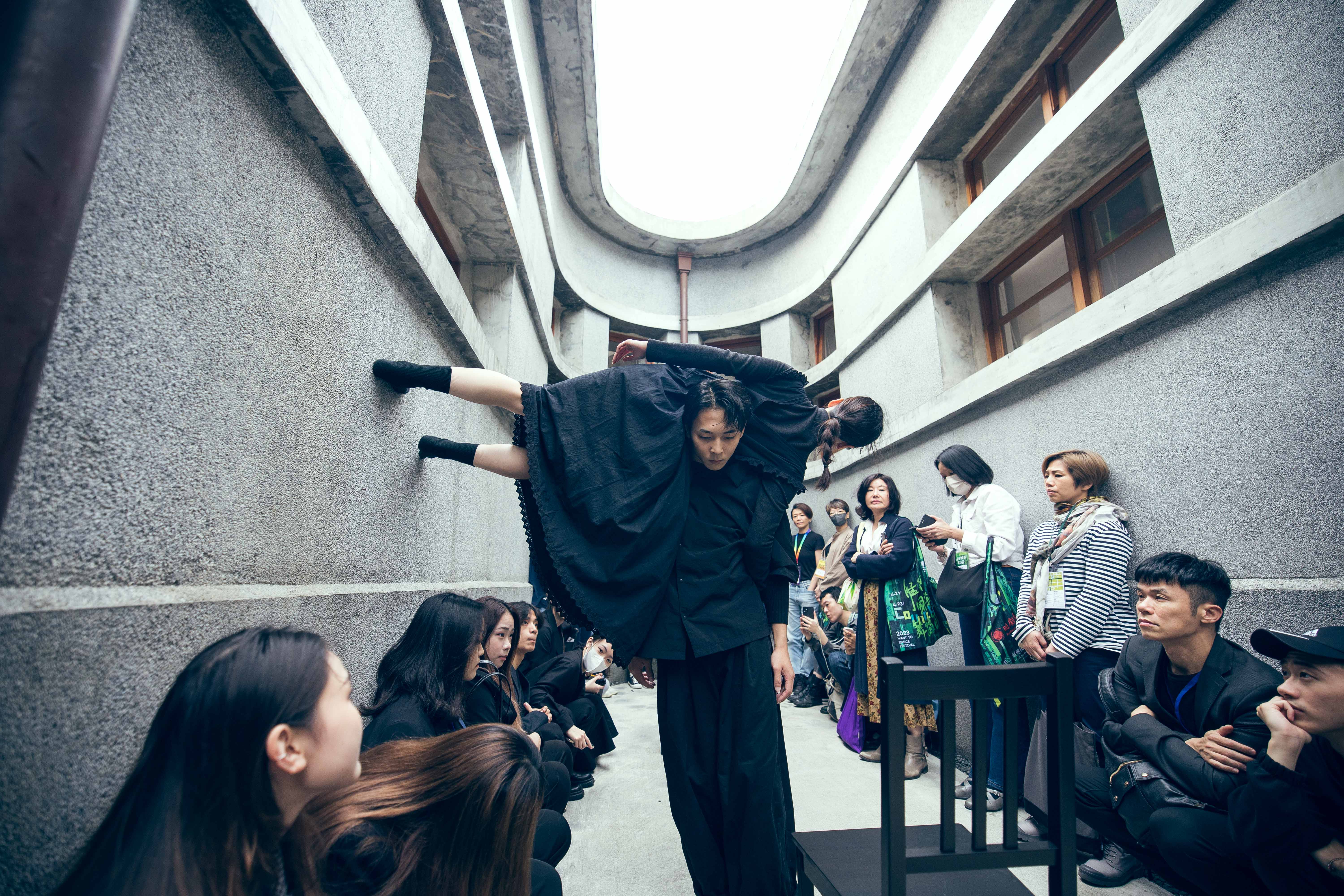 2024艋舺國際舞蹈節以「WAVE潮」為題公開徵件，邀請國內外舞蹈、肢體劇場、新馬戲、街舞與行為藝術等多元表演藝術作品，一起開啟作品引動世界的潮流。（林政億 攝影／曉劇場提供)