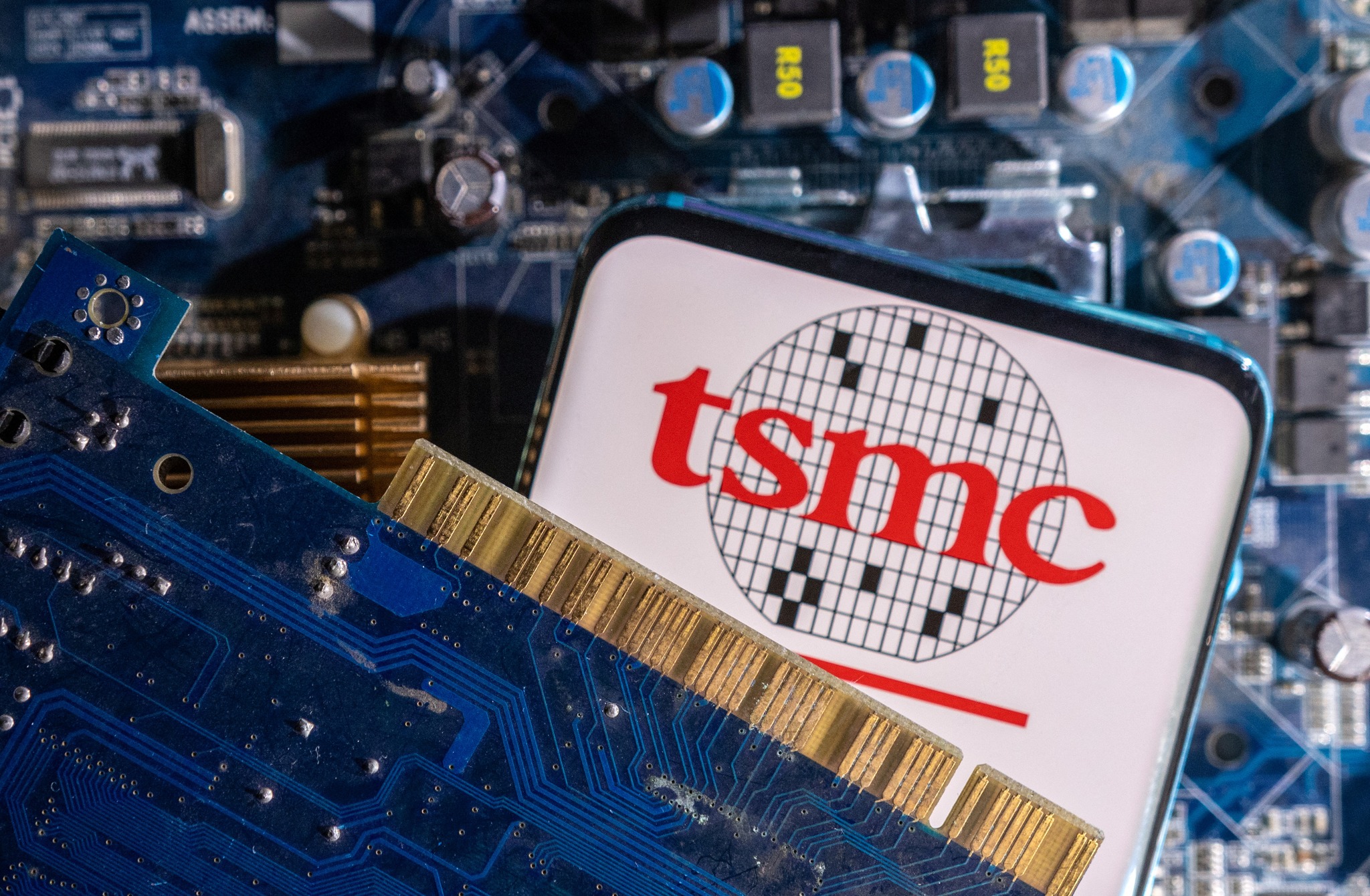 晶圓代工大廠台積電(tsmc)引領台灣AI產業，帶動台股擴大與韓股的差距。(路透社/達志影像)