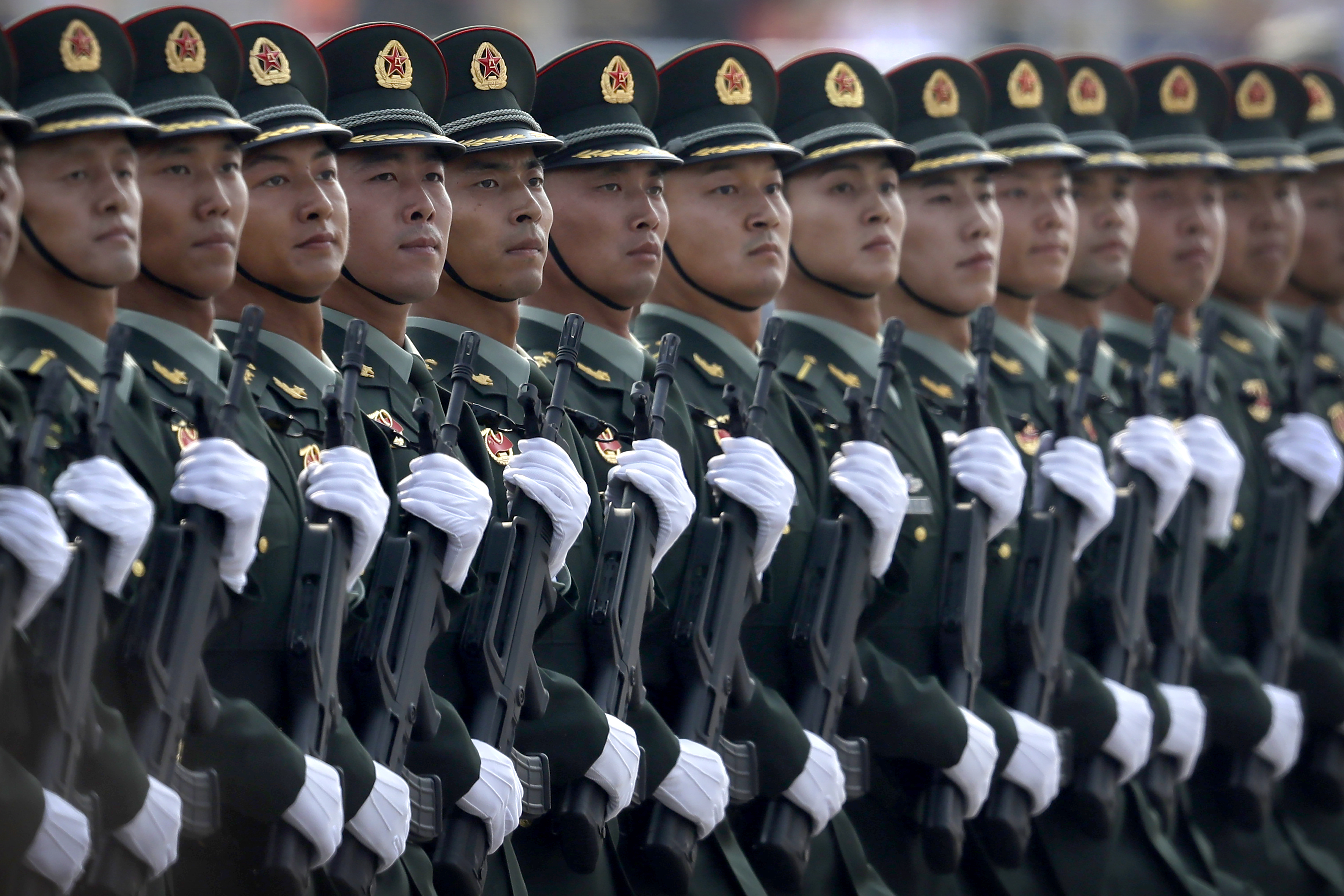 中國政府下令嚴控網路軍事帳號發布訊息，恐將讓外界更難了解解放軍動態。圖為中共解放軍。(美聯社/達志影像)