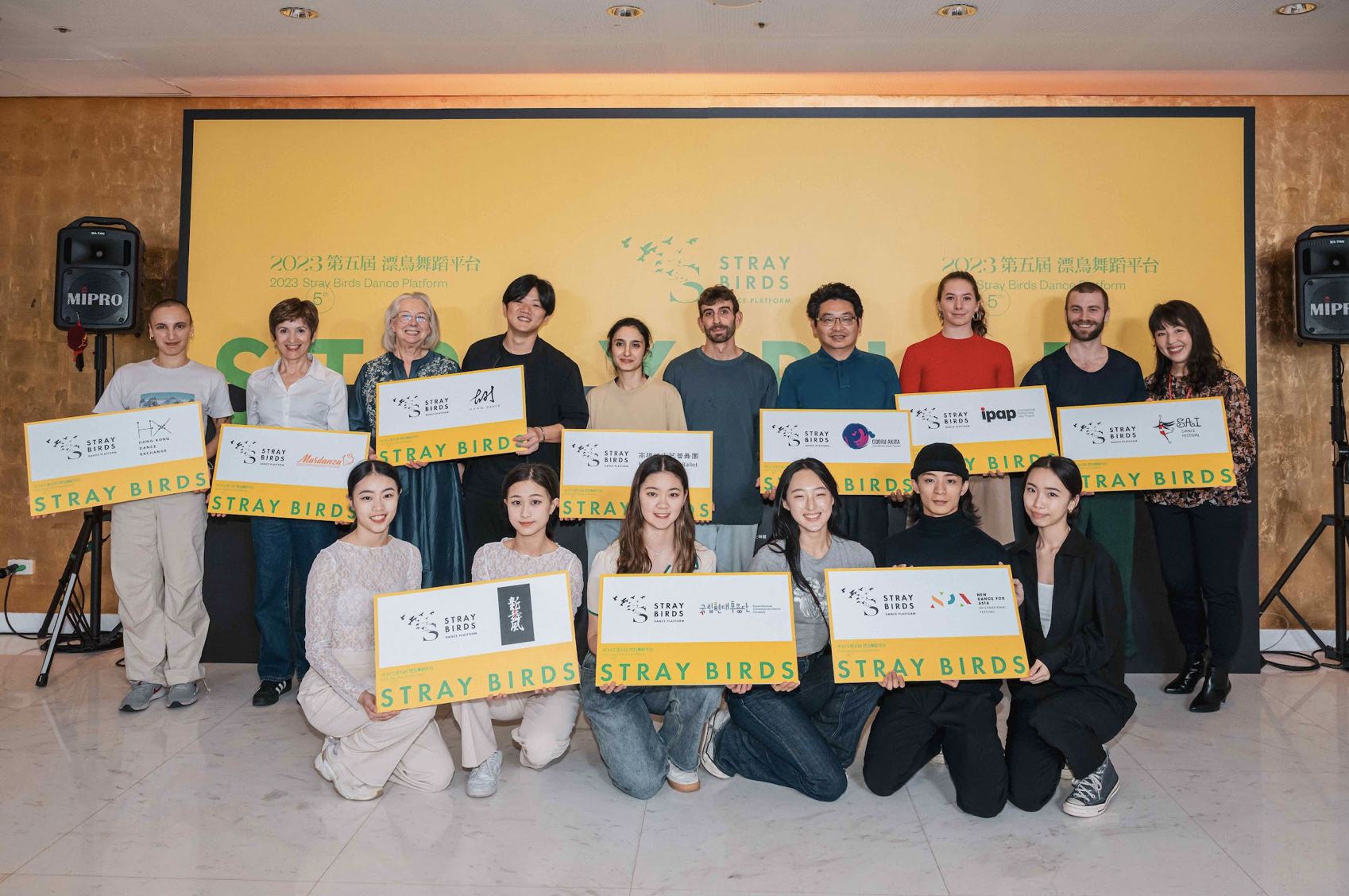 漂鳥舞蹈平台匯集來自台灣、澳洲、南韓、義大利、葡萄牙、西班牙、匈牙利以及加拿大等8國、19件舞蹈作品，即將在15日至17日台灣戲曲中心小表演廳公演。國際評審與各國編舞家14日出席開幕記者會合影留念。(圖:翃舞製作提供)