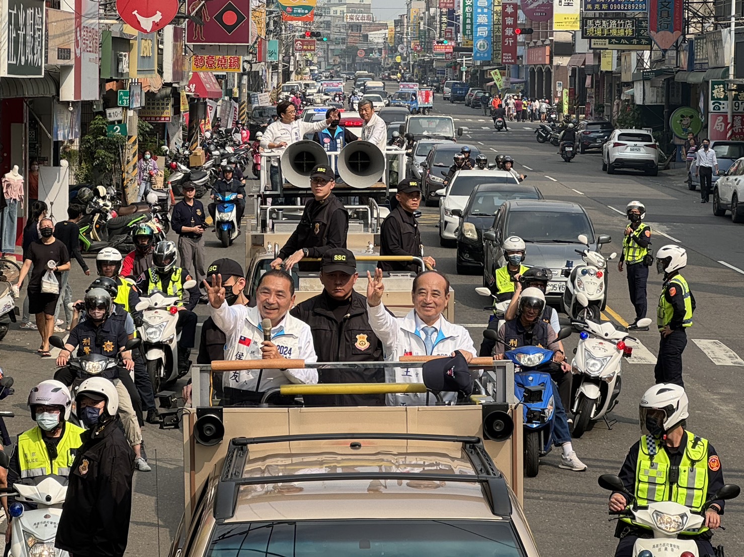 國民黨總統候選人侯友宜14日到高雄車隊掃街，前立法院長王金平也現身陪同。(趙婉淳 攝)