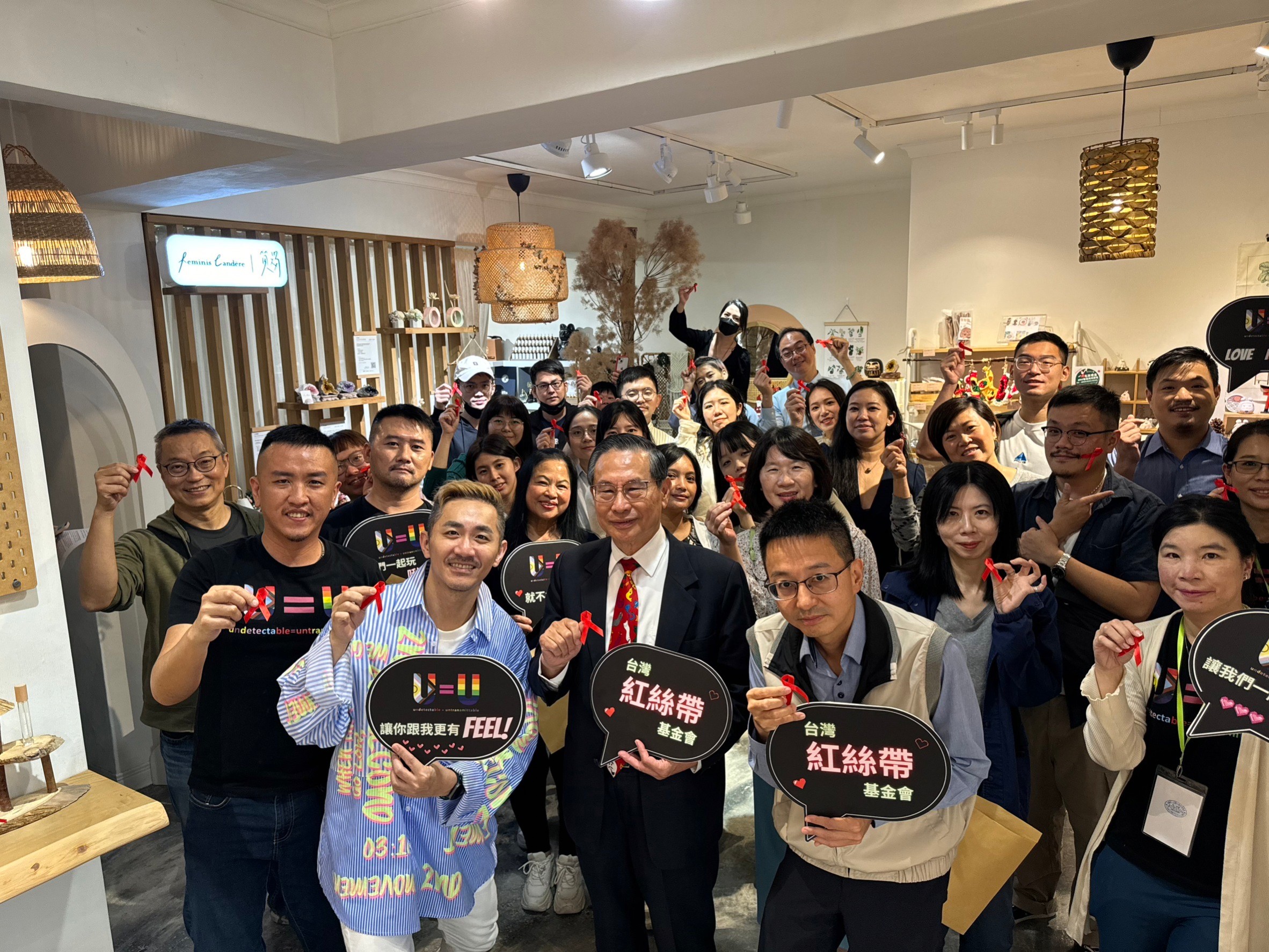 台灣紅絲帶基金會推出專屬香氛「冬日暖陽」，首創以嗅覺倡導愛滋防治。(紅絲帶基金會提供)