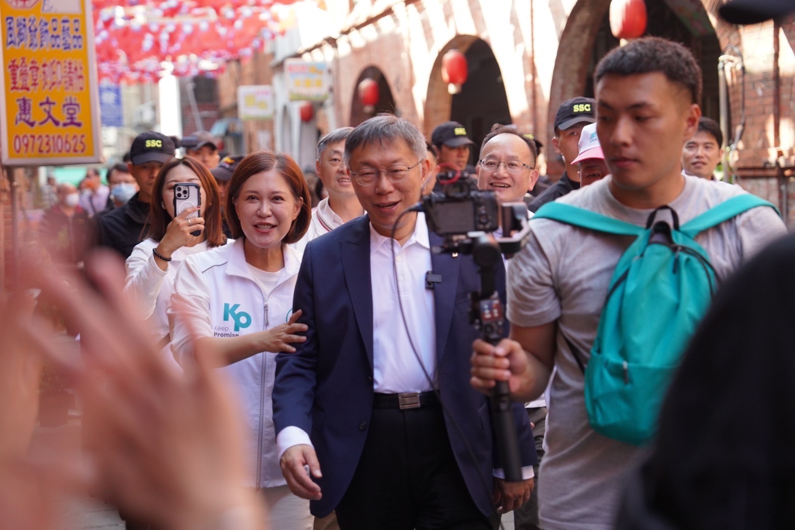 民眾黨總統候選人柯文哲14日接受資深媒體人李四端專訪。圖為他上午前往金門東門市場掃街。(民眾黨提供)