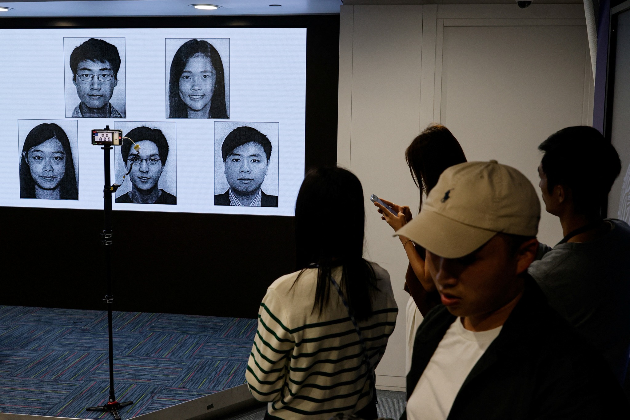 香港警方14日提出第二批懸賞，鄭文傑、許穎婷、邵嵐、霍嘉誌、蔡明達等5名流亡海外港人，每人懸賞100萬港元(12.8萬美元)。(路透社/達志影像)