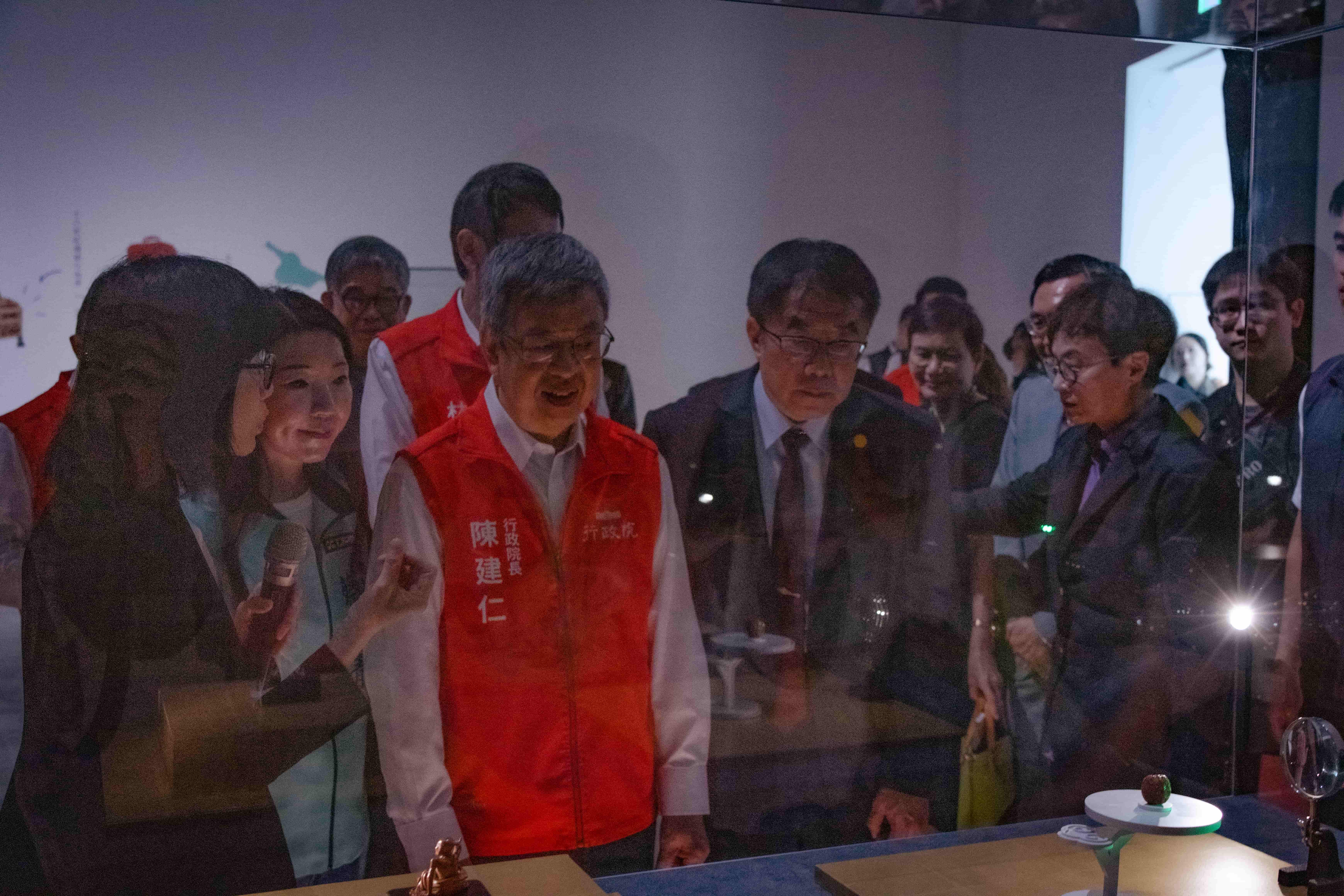 國立故宮博物院與台南市政府合作，12月份起於台南市美術館推出新展「千載南逢—故宮國寶佇台南」，這也是故宮國寶首次在台南市展出，15日展覽開幕典禮上，行政院長陳建仁(左三)也親臨活動，與台南市長黃偉哲(左四)歡迎民眾與國寶文物，一起見證台南399跨越400的歷史時刻。(故宮提供)