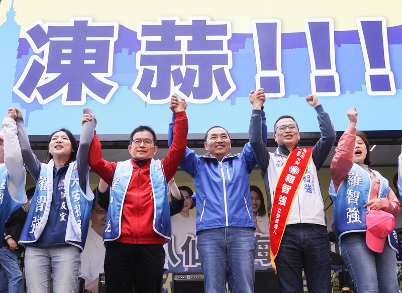 國民黨總統候選人侯友宜(左3)16日上午參加同黨籍台北市立委參選人羅智強(右2)競選總部成立大會，侯友宜與羅智強等人一同手牽手高喊「凍蒜」，為選情造勢。(圖：中央社)