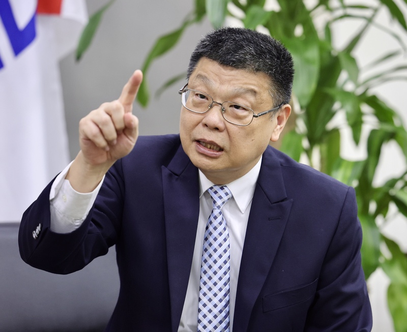 台鐵局長杜微將接任台鐵公司首任董事長，他16日表示，有信心原本負債累累的台鐵能夠華麗轉身，預計2026年台鐵開始賺錢。 (圖：中央社)