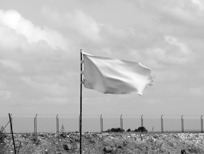 以色列官員表示，被誤殺的3名人質當時舉著白旗。(示意圖/Unsplash)